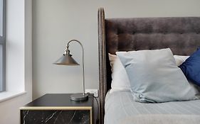 Modern And Spacious Penthouse Apartment In Putney With Free Parking